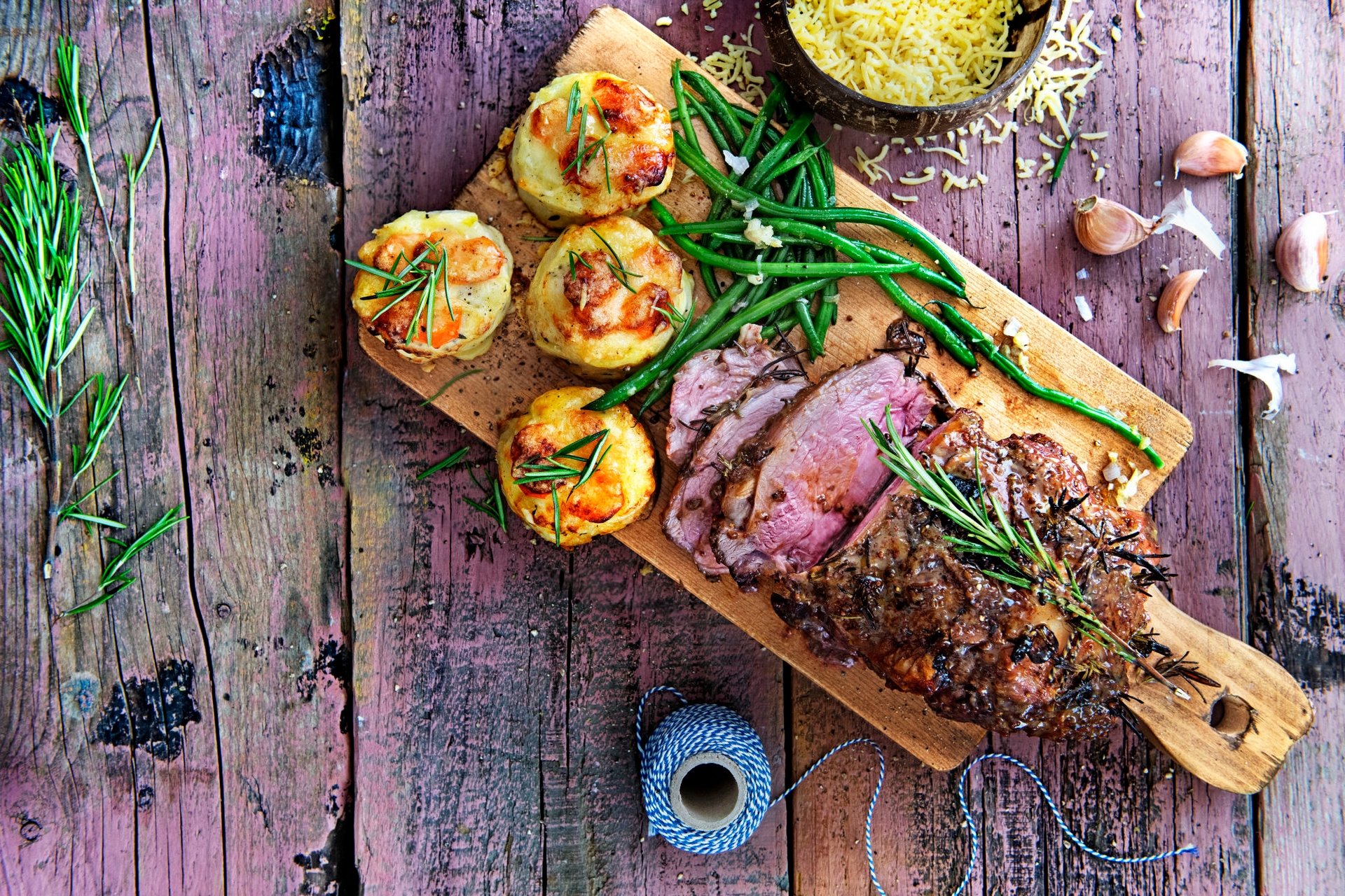 Leg of lamb with rosemary, garlic and gratin